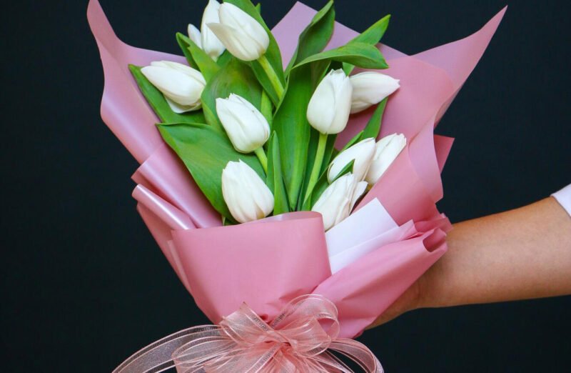 essential things to know before giving someone a flower bouquet