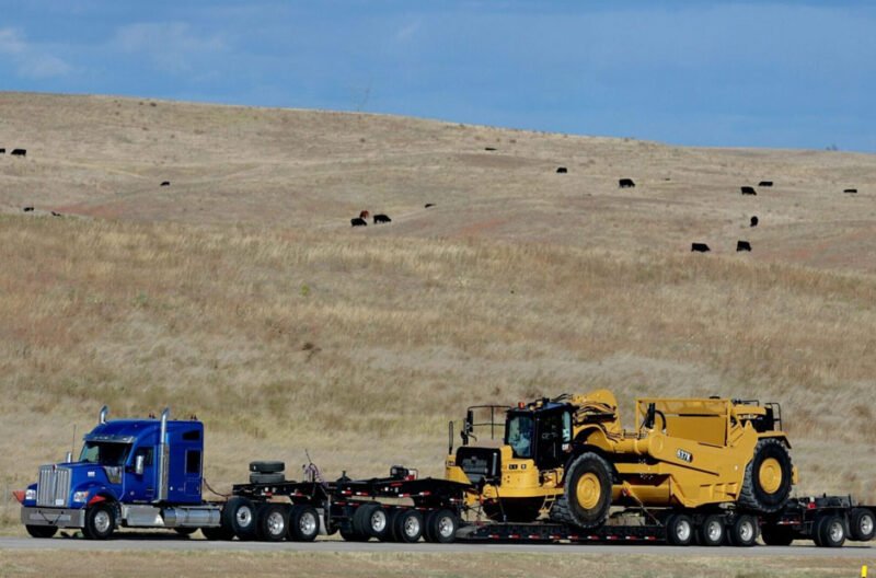 heavy duty hauling equipment for efficient load disposal